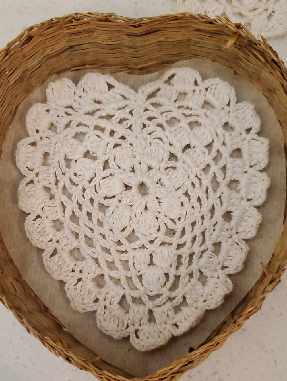 Vintage Heart Shaped Wicker Basket with Lot of 6 Crocheted Doily Coasters - Picture 5 of 8